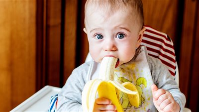 بعد 6 أشهر.. تعرفي على فوائد وطرق تناول طفلك الرضيع للموز