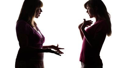 أخت زوجي مؤذية وتهينني.. والتعليقات: «تصيدي لها الأخطاء.. ولو ضربتك اضربيها»