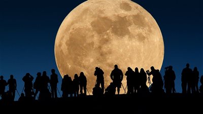 تفسير رؤيا اقتراب القمر من الأرض في المنام وعلاقته برزق قريب