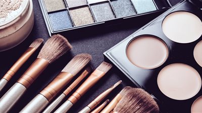 هل العمل بتجارة وبيع مستحضرات التجميل والماكياج حرام؟.. «الإفتاء» تُجيب
