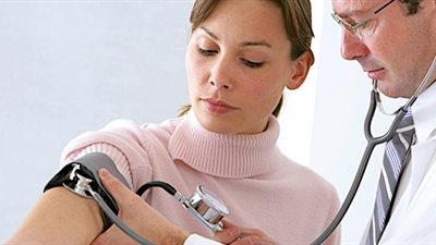 9 علامات تكشف عن إصابتك بارتفاع ضغط الدم.. الصداع والرعشة أهمها