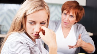 حماتي سايبة ابن بنتها المُطلقة عندي.. والتعليقات: «حقك تخافي على بناتك»