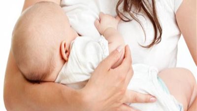 بطريقة بسيطة.. الماء وهذه الأطعمة تزيد من إدرار لبن الأم