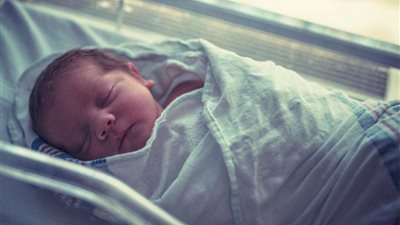 «هيبكي كتير».. أشياء يحتاجها رضيعك يوم الولادة بعد العودة إلى المنزل