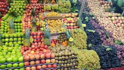 أسعار الفاكهة اليوم الاثنين في سوق العبور.. انخفاض العنب