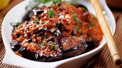 «أكلات شعبية» طريقة عمل المسقعة البلدي بالمنزل 