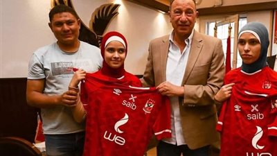 «أمل وأمينة».. الخطيب يُكرم مشجعتين كفيفتين من عشاق المارد الأحمر ويُهديهما تيشيرت الأهلي