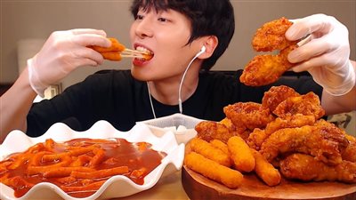 «العين بتاكل» السر وراء عشق البعض لمشاهدة فيديوهات الأكل وعلاقته بالجوع! 