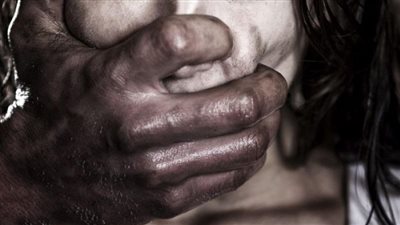 «معايا حاجات حلوة».. عامل يستدرج مراهقة ويعتدي عليها في البدرشين