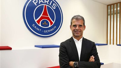 فضيحة أخلاقية.. باريس سان جيرمان يطرد مدرب فريق السيدات بعد تحرشه باللاعبات| صور