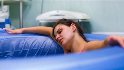 طبيبة: الولادة تحت الماء تنشيط للسياحة ولكنها تحتاج للتدريب