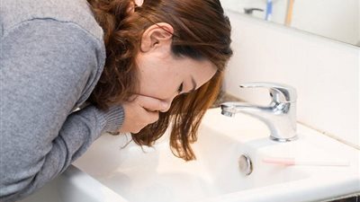 «البابونج والنعناع والزنجبيل».. مشروبات طبيعية تخلصك من الغثيان 