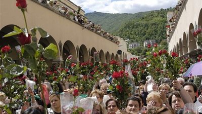 زوجة مُعنفة تحولت لراعية الباعة الجائلين.. أسرار صاحبة كرنفال الورود في فنزويلا| صور