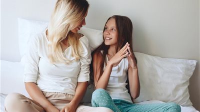 صدمة الحيض الأولى| كيف تتعامل الأم مع ابنتها المراهقة؟ استشاري نفسي يُجيب