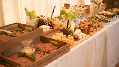 أكل مهر العروس وتكسير الأطباق.. أغرب عادات موائد الزفاف في العالم