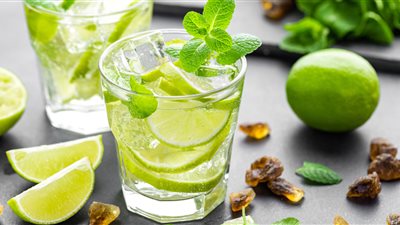 «مشروبات صيفية منعشة».. طريقة عمل الموهيتو سفن أب زي الكافيهات