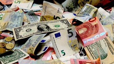 أسعار العملات العربية والأجنبية اليوم الجمعة.. «ارتفاع الدولار وانخفاض اليورو»