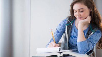 «الثانوية العامة في البيوت المصرية».. استشاري يوضح دور البيت في نجاح الطلاب| فيديو