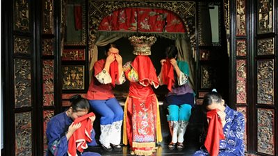 «سرقة قبلة من العريس وبكاء العروس».. أغرب عادات العرائس بيوم زفافهن حول العالم