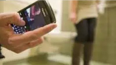 ضبط عامل مطعم وضع هاتفًا لتصوير السيدات داخل دورة مياه بالساحل الشمالي