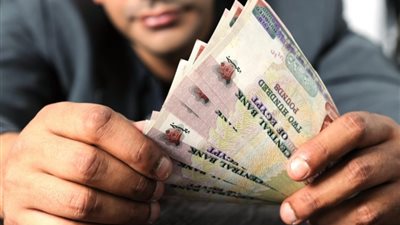 خطيب بنتي «سهُن» مش راضي يبعتلنا الموبايلات والمصروف الشهري.. والتعليقات: «علّمي بنتك الكرامة»