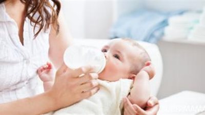 5 نصائح يجب اتباعها مع رضيعك إذا كان يعيش على اللبن الصناعي   