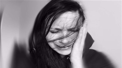 تفسير حلم بكاء الميت في المنام لابن سيرين والنابلسي وعلاقته بفرج قريب