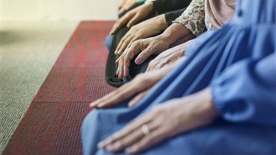 حكم ختام الصلاة بصوت عالٍ بعد أداء الجمعة.. «الإفتاء تجيب»