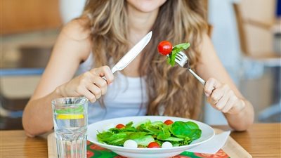 لكل سن أكلاته.. قائمة بالأطعمة المناسبة لكل مرحلة عمرية للبنات والسيدات