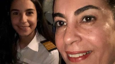 إنجاز مصري تاريخي.. الكابتن نيفين درويش تقود الطائرة بصحبة ابنتها بيريهان