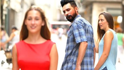 لماذا تفرح بعض البنات بكلمة «مُزة»؟ طبيب نفسي يجيب