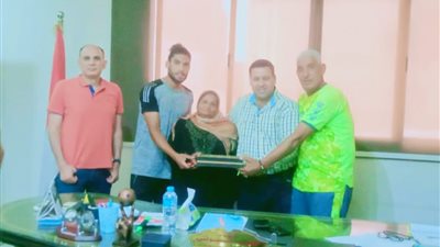 والدة لاعب المنصورة تتحدث لـ«هير نيوز» عقب تكريمها