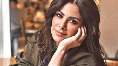 صبا مبارك تتألق بجمبسوت بدون أكتاف في أحدث إطلالة| صور