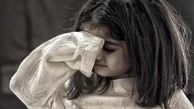 «دماء علي الأسفلت» مصرع أب وزوجته وإصابة طفلتهما بنزيف بالمخ على الطريق الدائري