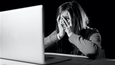 «هددها بالفضيحة» سقوط شاب متهم بابتزاز سيدة بصورها الخاصة على «فيسبوك»