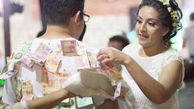 بقدم واحدة وإلقاء النقود.. أغرب رقصات الزفاف في العالم| صور