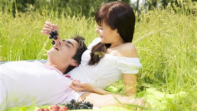 «تناول العنب وعصير الرمان» نصائح ذهبية للزوجين قبل العلاقة الحميمة في الصيف