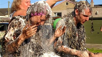 «تكبيل العروسين وتلطيخهم بالكرشة ودم الخنازير».. أغرب مراسم الزواج في إسكتلندا