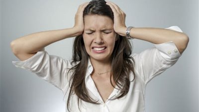 علاقة الأمراض النفسية بالدين.. استشاري صحة نفسية تُجيب| فيديو