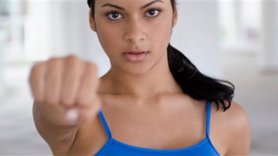 5 حركات تُساعد المرأة في الدفاع عن النفس ضد أي اعتداء.. صور  