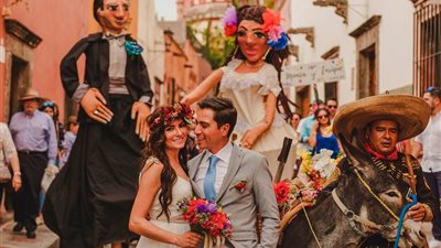 تأكل آيس كريم وذرة.. أسرار زفة حمير «كاليجونيداس» المكسيكية| فيديو وصور