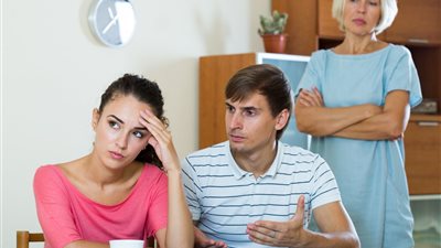 عروسة تستعد للزواج تطلب الحل: «هتجوز مع حماتي وخايفة».. والتعليقات: «اهربي»