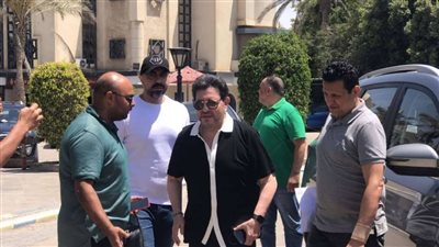 اشتباك بالأيدي وانسحاب.. تفاصيل مشاجرة هاني شاكر في مؤتمر حسن شاكوش