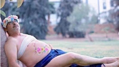 رجل يقوم بجلسة تصوير الأمومة بدلاً من زوجته لهذا السبب