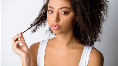 حماتي كسفتني بسبب شعري المجعد أعمل إيه؟ والتعليقات: «جوزك معندوش دم»