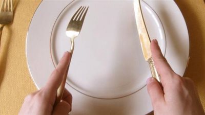 إتيكيت استخدام الشوكة والسكينة عند تناول الطعام في العزومات| فيديو
