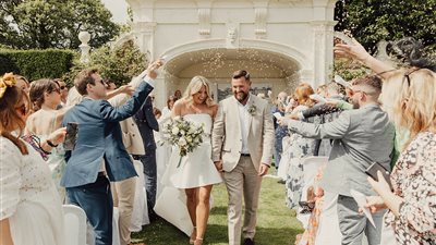 «إلقاء الفضلات والرقص بقدم واحدة».. أغرب عادات الزواج بالجزر البريطانية