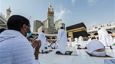 «الصحة» تُتابع الحجاج المصريين وتوزع حقائب بالعلاج اللازم لهم 