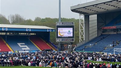 نادٍ إنجليزي يفتح ملعبه لأداء صلاة عيد الأضحى 2022| فيديو