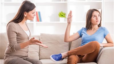 6 طرق فعالة للتعامل مع المراهقين والسيطرة على تصرفاتهم.. الاستماع أولها